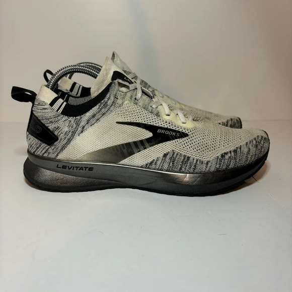 Brooks Women's Levitate 4 Running Shoes size 10 Medium(B) 1203351B121 BLK/WHT - Picture 1 of 9